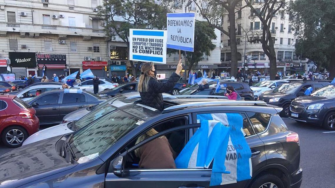 Cacerolazo y banderazo en todo el país contra el gobierno en medio de