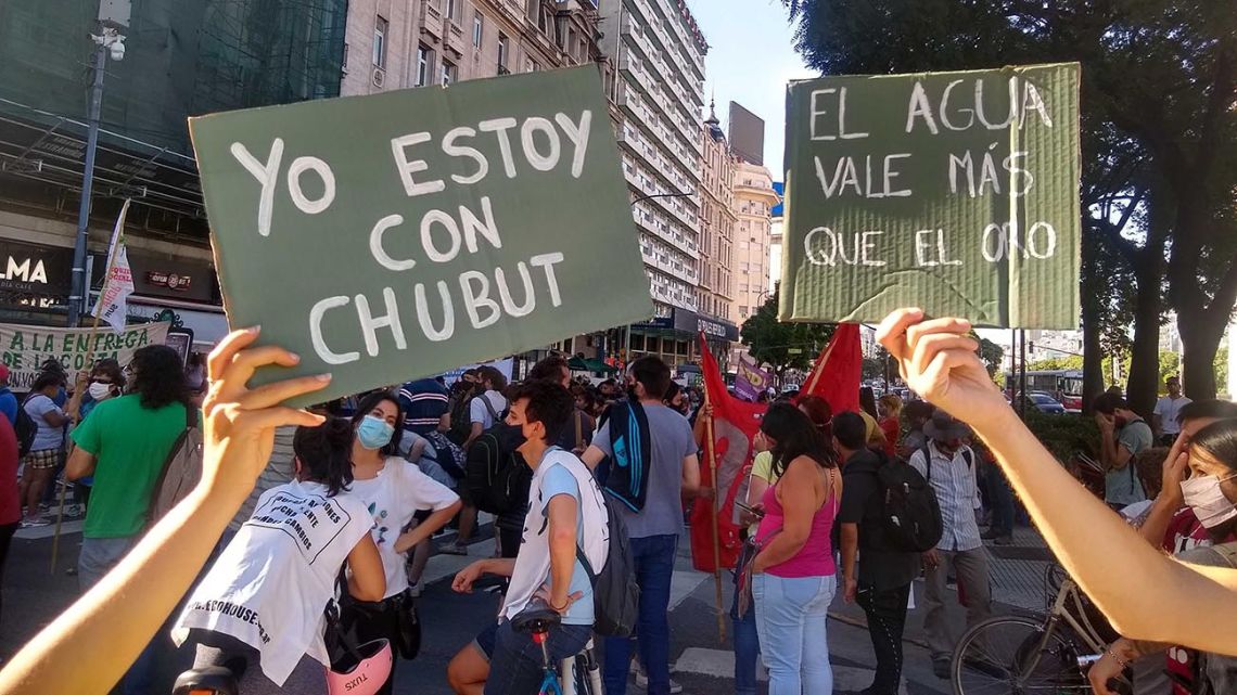 Manifestaciones En Todo El Pa S Contra La Megaminer A En Chubut Perfil