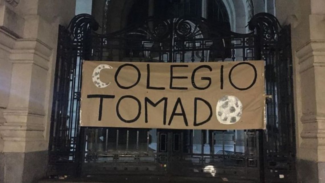 Nueva Toma De Los Alumnos En El Colegio Nacional De Buenos Aires Piden