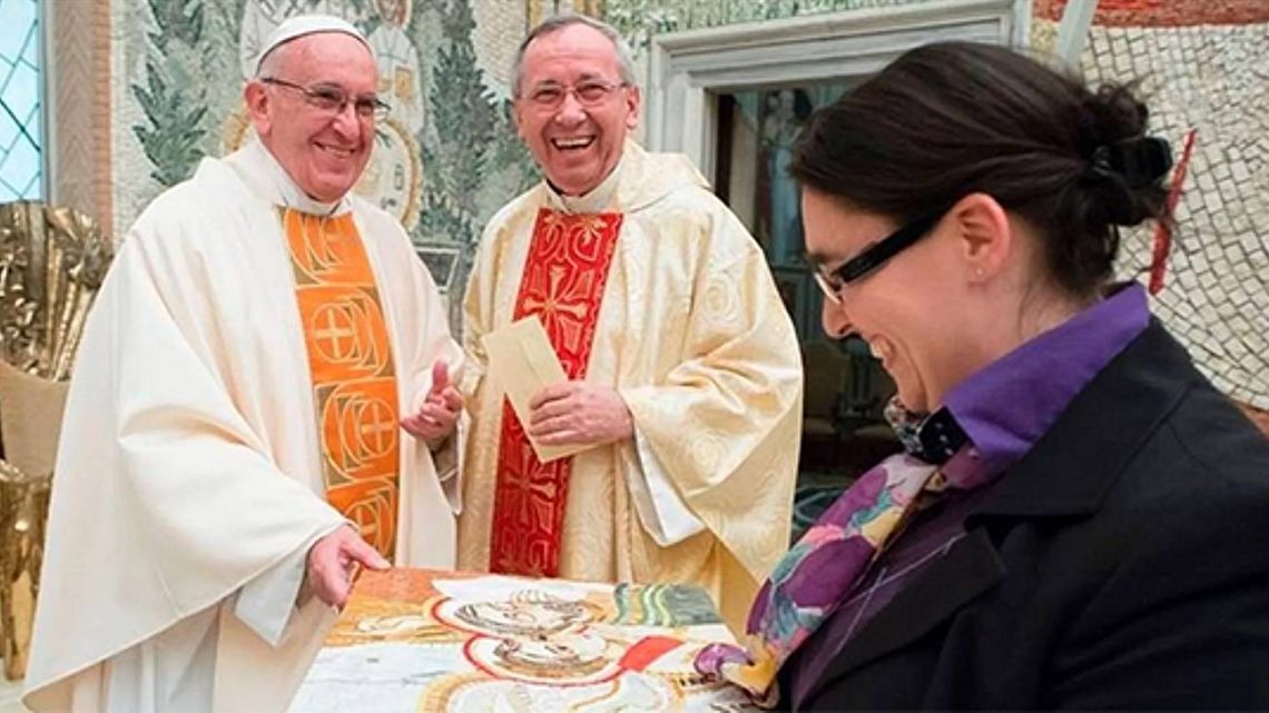 Un Cura Cercano A Francisco Habr A Invitado A Monjas A Un Tr O Para