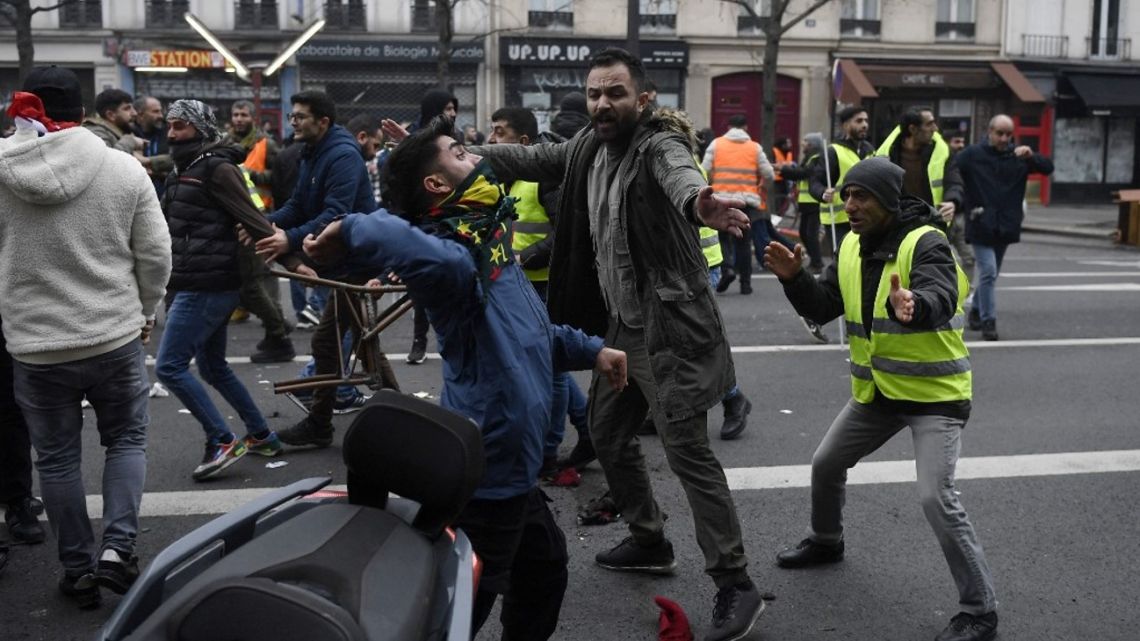 Tras graves incidentes detuvieron en París al hombre que baleó a