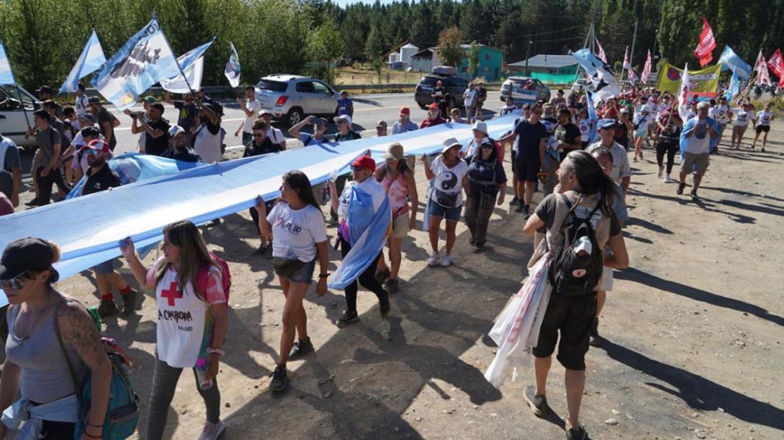 Lago Escondido tras caminar 45 kilómetros militantes K invadieron la