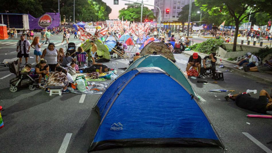 Piqueteros Acampan En La 9 De Julio En Reclamo Por La Baja De 100 Mil