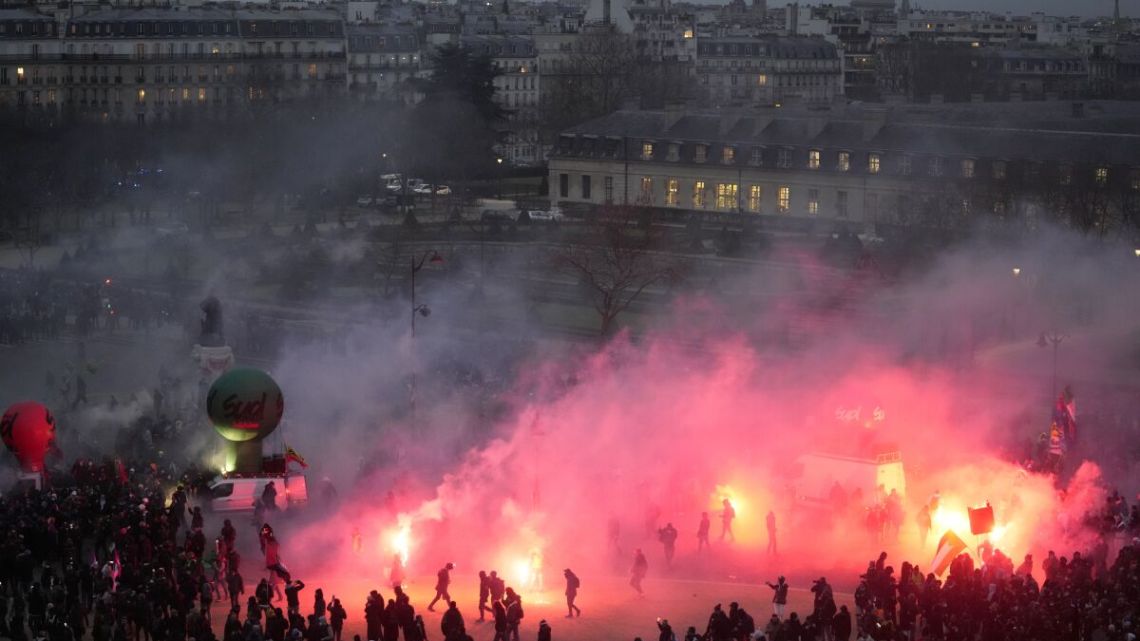 Arde Francia Siguen Las Protestas Contra La Reforma Jubilatoria Perfil