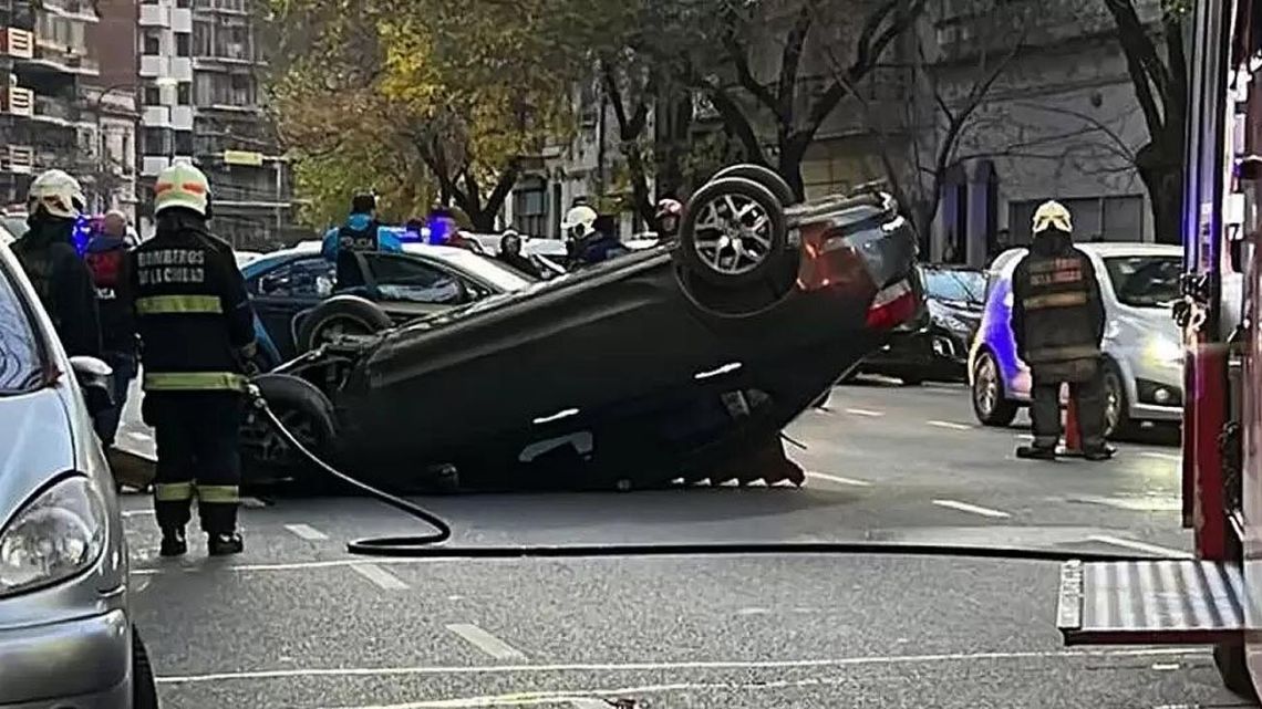 Caballito un hombre chocó volcó se fugó y dejó a una mujer atrapada