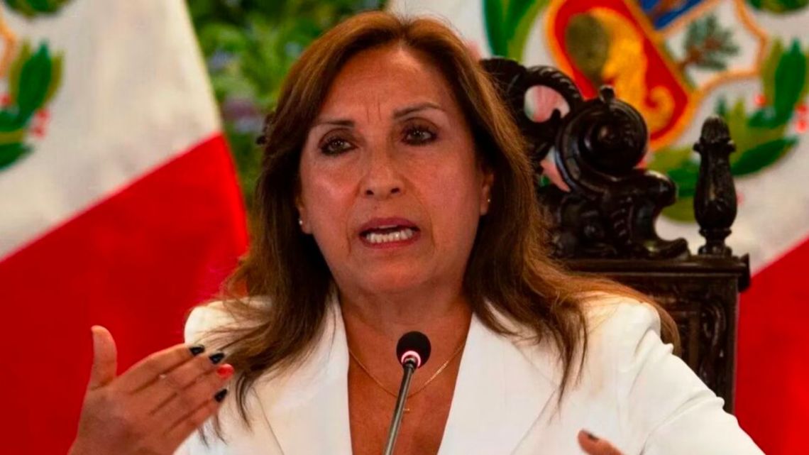 Denuncian a Dina Boluarte por plagiar un libro que incluyó en su