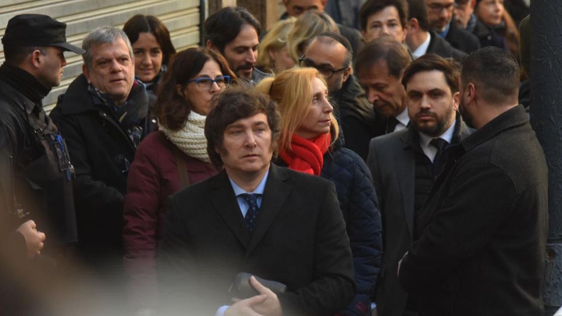 Violento Momento En El Acto De La AMIA Increparon A Milei Y A Una