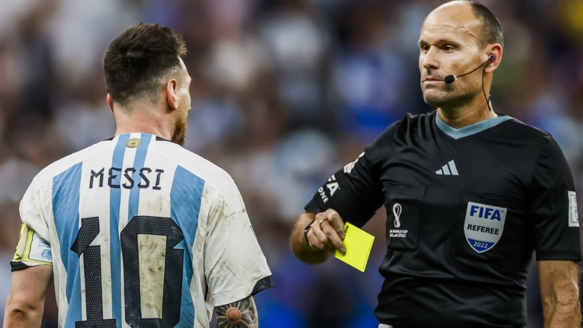 El arbitro de Argentina Países Bajos admitió que Messi lo llamó para