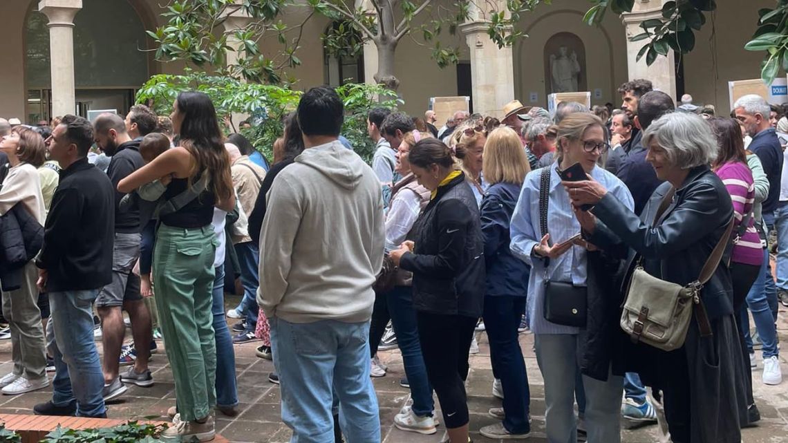 Elections Long Lines And Delays For Argentines Who Voted Abroad