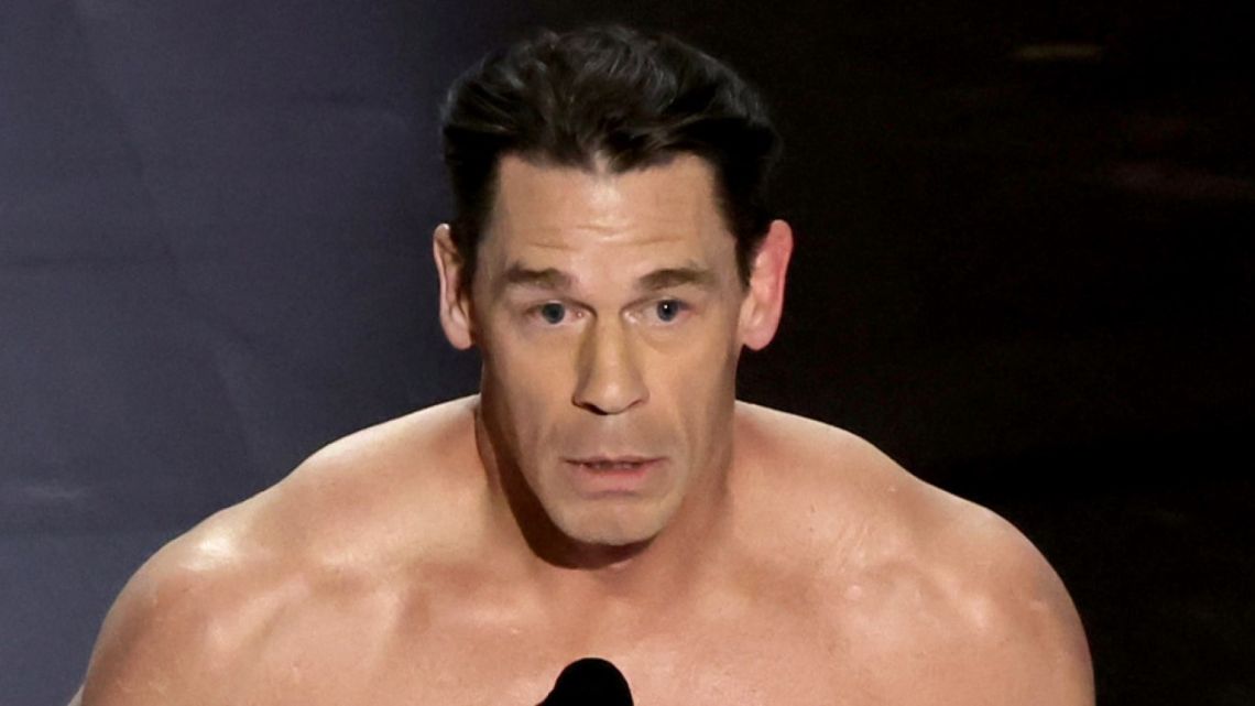 Oscar John Cena apareció completamente desnudo sobre el escenario y revolucionó los