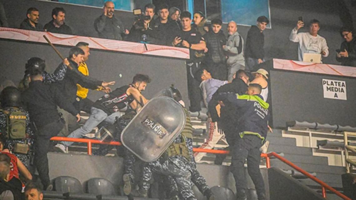 Batalla campal en el clásico de básquet en Mar del Plata hinchas de