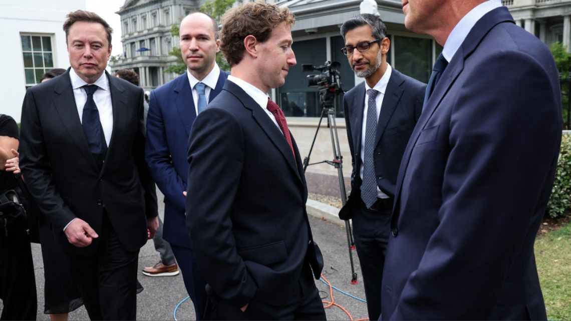 Los líderes de la <b>Inteligencia Artificial</b> prometen autorregularse tras una reunión con Trump thumbnail