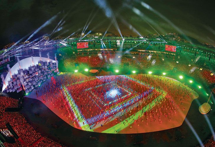 Historia. La ceremonia se basó en tres pilares: la selva y la vegetación brasileña, la diversidad de su gente como muestra de apertura, y la alegría carioca, bien propia del brasileño. La organización del show estuvo a cargo de la coreógrafa más célebre de Brasil: Deborah Colker, quien trabajó en conjunto con el director estadounidense Steve Boyd y el brasileño Fernando Meirelles.