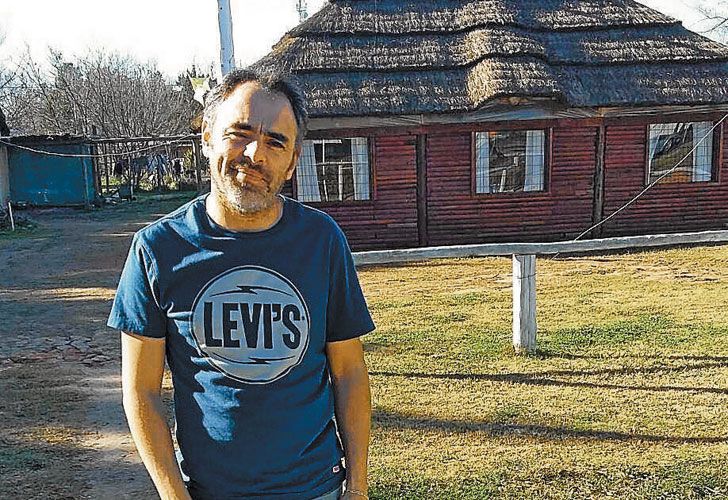 Esposado. Cabral (izq.) fue detenido el martes pasado en la remisería Los Mellizos, de Berazategui, donde trabajaba como chofer.