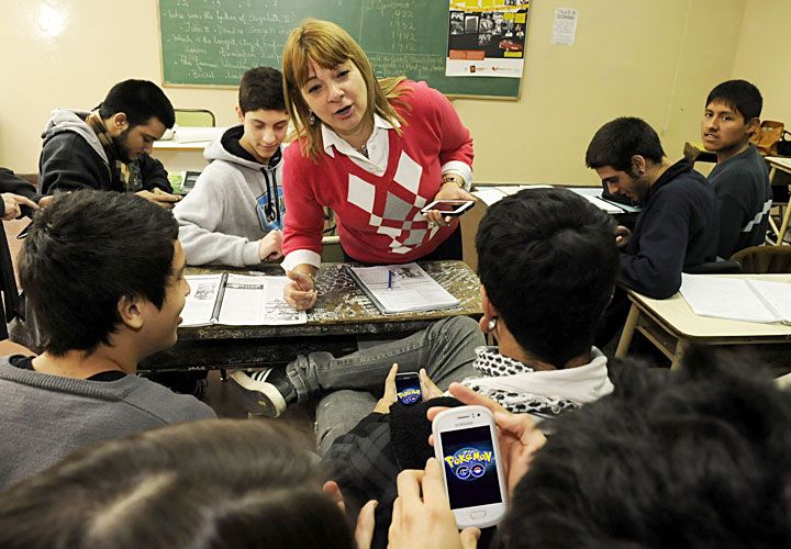 furor. En el Obelisco, en Plaza de Mayo y hasta en las escuelas, miles de jovenes se lanzaron a atrapar pokemones. El éxito del juego hizo que el Gobierno saliera a emitir recomendaciones para evitar accidentes.