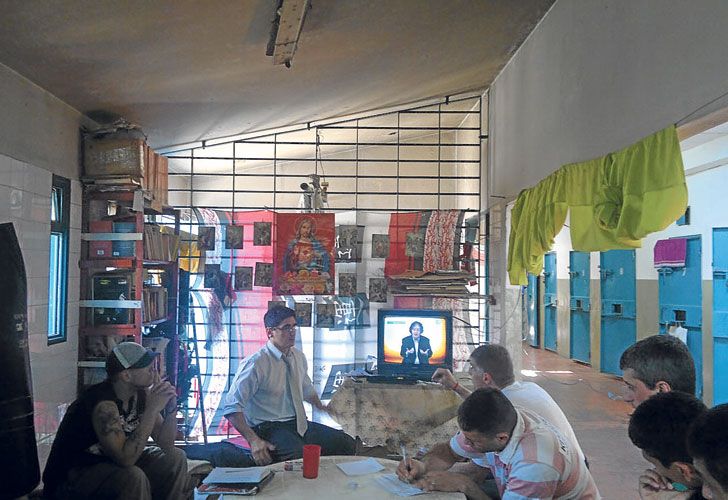 En clase. Sarlo dicta un taller de literatura y filosofía en el pabellón de presos comunes.