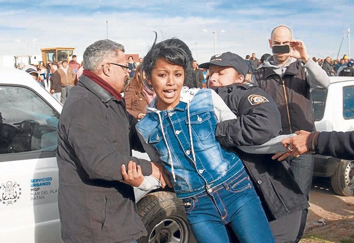 Criticas y apoyos. Macri fue recibido en el barrio marplatense Belisario Roldán con el repudio de un sector de vecinos y organizaciones. Antes del acto, la policía local reprimió una protesta.