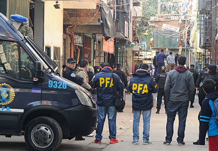Cercado. Personal de la Policía Federal rodea uno de los domicilios de un capo narco, vinculado a homicidios ocurridos el año pasado.