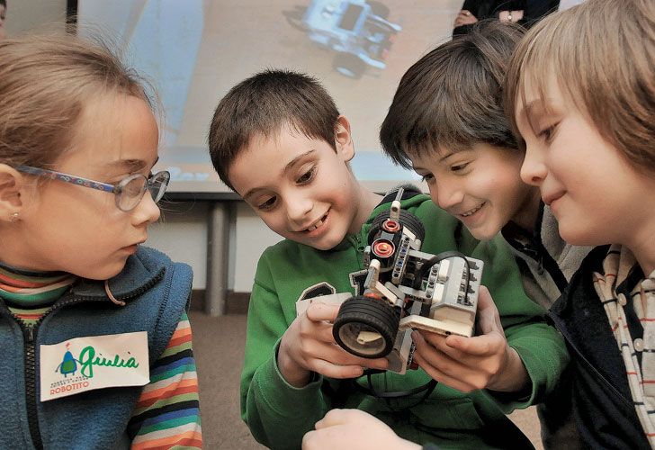 Robótica. En los talleres del ITBA los pequeños crean robots móviles y potencian su creatividad.