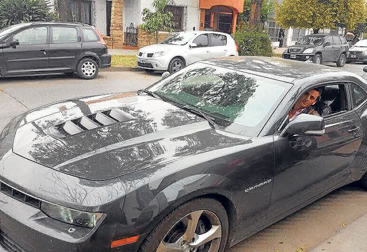 Deportivo. Barakat Barakat, al volante de un Chevrolet Camaro SS, un auto valuado en más de un millón de pesos.