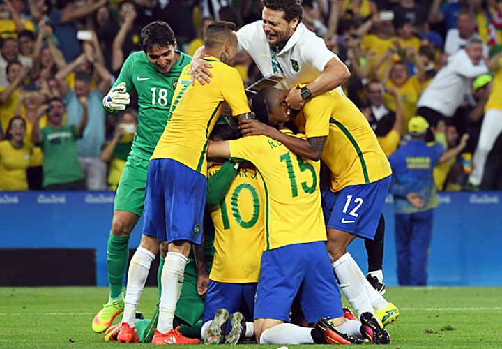 Extasis. Brasil pone todo en su lugar y festeja el título olímpico por primera vez. Justo ante Alemania, que le había propinado el 7-1 en el Mundial. Fue por penales, luego de un empate 1-1.