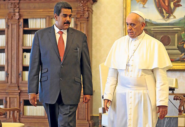 Hombre a hombre. Maduro y Francisco se reunieron por única vez en abril. Pietro Parolin (izq.), secretario de Estado vaticano, es clave en las negociaciones.