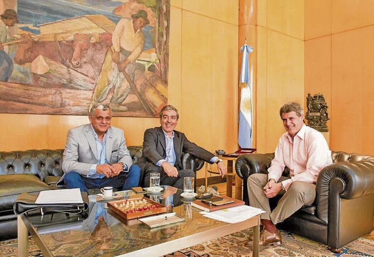 SACA CUENTAS. Prat-Gay, en la foto junto a José Cano, mide el impacto del freno de la Corte.