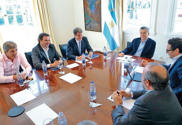 MESA CHICA. Esta semana, Mauricio Macri se reunió con Prat-Gay. En Olivos también estuvo el secretario de Finanzas, Luis Caputo, y el viceministro Pedro Lacoste.