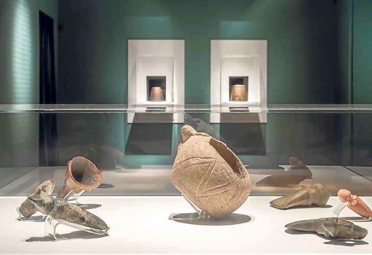 Ajustes. La curaduría de la muestra se esfuerza por poner fin al falso dilema “pieza arqueológica” vs. “obra de arte”. De todos modos, la palabra “arte” se hace presente.