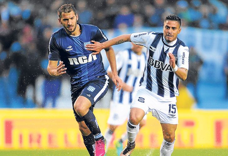 Empapados. Fernando Godoy lleva la pelota ante Nicolás Sánchez, en un partido que tuvo el agua como protagonista. ¿Seguirá Ubeda como técnico?