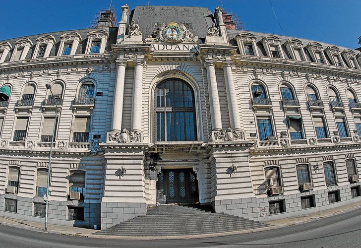 Entrada. Algunos consideran a la Aduana como una entidad autónoma de más de 219 años, mientras que para otros es “la institución más antigua del país”. Tiene a su cargo la legislación de la importación y exportación de productos.