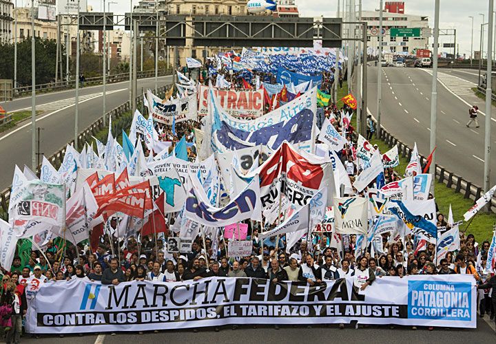 Multitudinaria. Hubo dos grandes columnas, una que llegó del sur del país y otra, del norte, movilizadas a Plaza de Mayo. Para el Gobierno, fue un acto “político”.