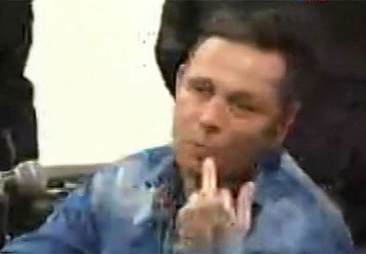 Provocador. Martínez Poch levantó el dedo mayor cuando el tribunal platense que lo juzgó anunció la condena a 37 años de prisión.