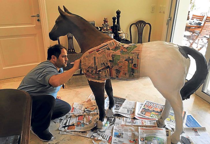 Accion. Felipe trabajando sobre la escultura de fibra de vidrio y con el caballo terminado.