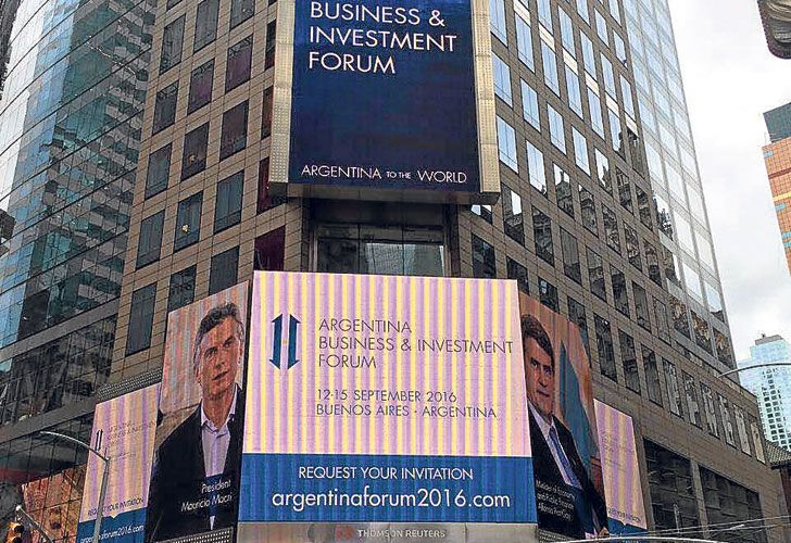 To the world. Así se promocionó el foro de inversiones en Times Square, en el centro neoyorquino.