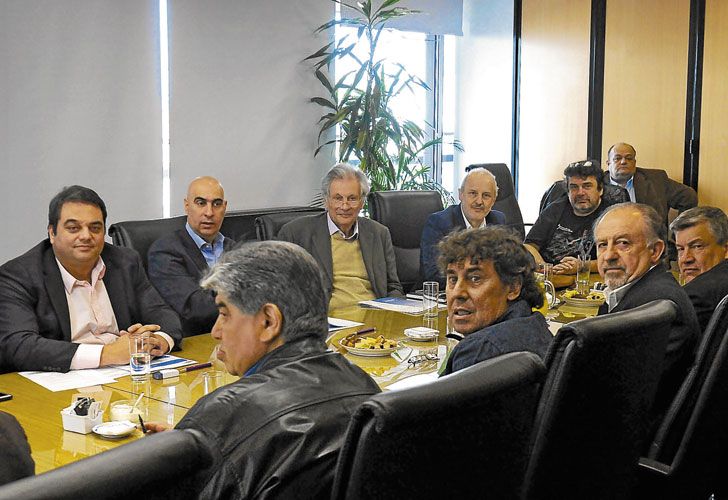 Reunion. Triaca (a la izquierda) recibió a los líderes de las dos CTA, que le plantearon reclamos.