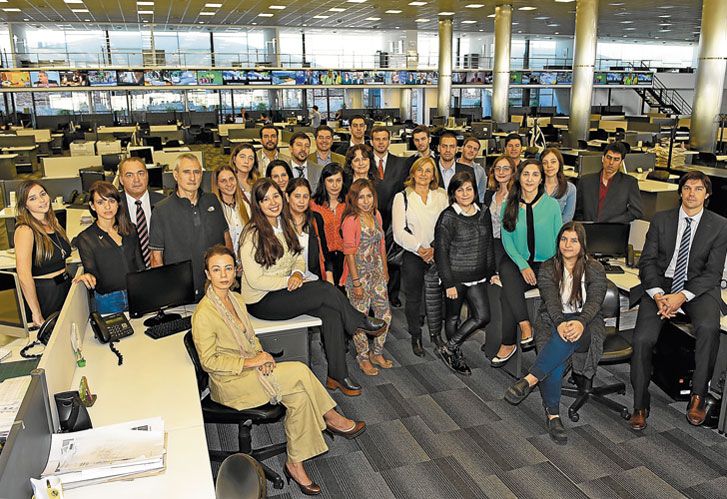 Equipo. El grupo de estudiantes que inició sus clases en la redacción integrada de Editorial Perfil en abril pasado, junto a las autoridades del Posgrado Perfil-USAL.