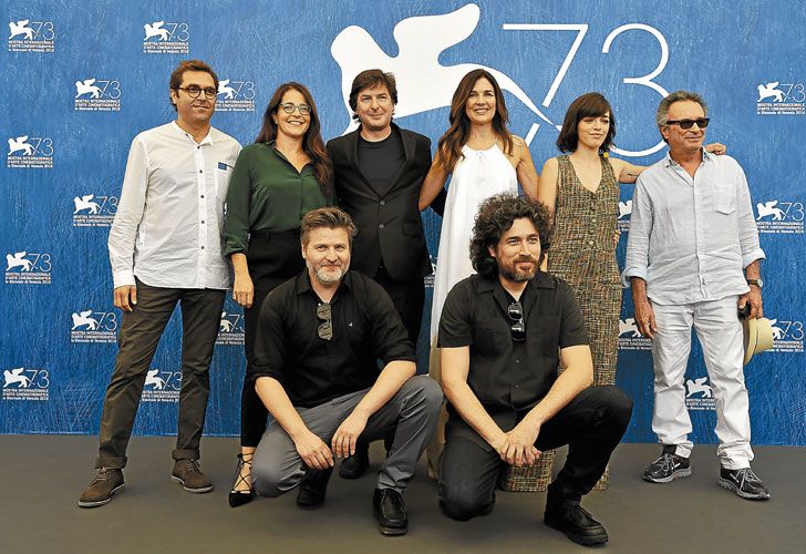 Equipo. Andrea con toda la banda de El ciudadano ilustre el día que se presentaron en Venecia.
