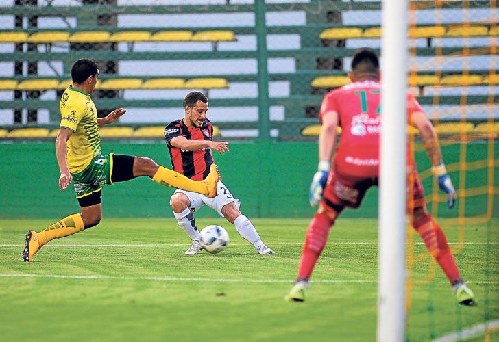 Derecho de autor. Blanco engancha frente a un defensor. El delantero generó la jugada del segundo gol, que fue en contra.