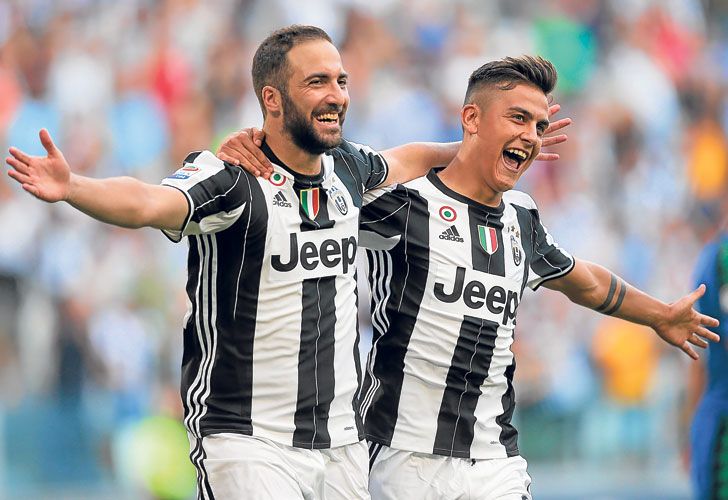 Pipita. Convirtió dos goles en cinco minutos y festejó con Dybala. La Juve tiene puntaje ideal.