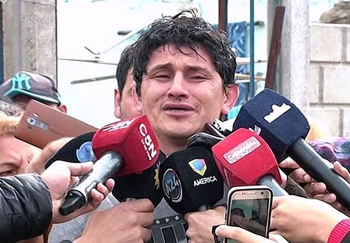 Emocionado. El carnicero de Zárate lloró ante la cámaras de televisión y explicó que sólo quería recuperar lo que le habían robado. Pasó tres días detenido por haber atropellado y matado al ladrón que le robó. Ayer recuperó su libertad.