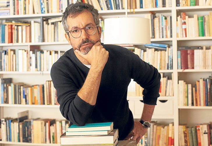 Oficio. Carvalho es también periodista; fue corresponsal de Folha de São Paulo en Nueva York y París.
