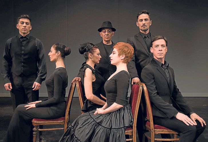 Estética. Todo el elenco de Cinelandia con el vestuario diseñado en negro por Pablo Ramírez.