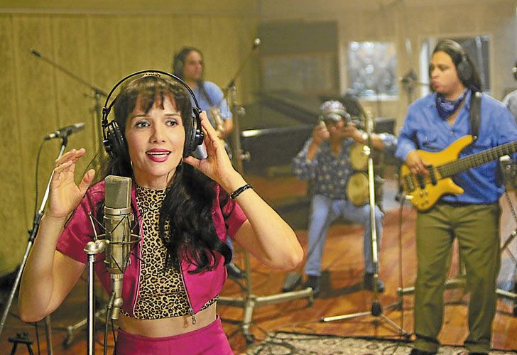 Accion. Natalia Oreiro caracterizada como Gilda grabando una escena del film junto a Danny de la Cruz y Edwin Manrique, miembros de la banda original de la cantante tropical.
