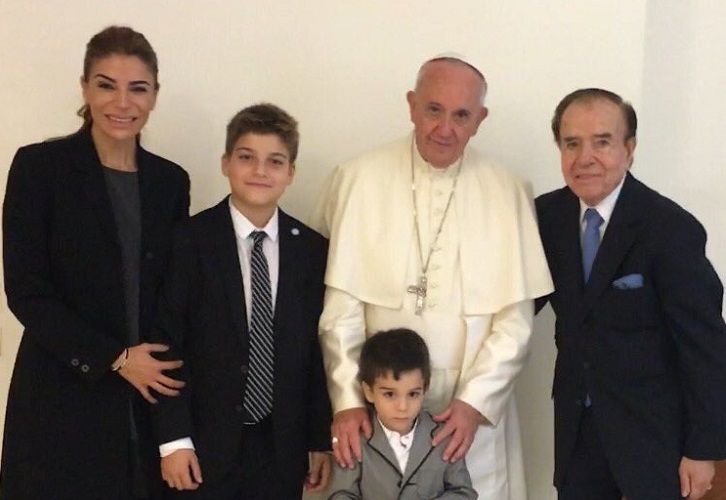 El ex presidente Carlos Saúl Menem mantuvo este lunes una audiencia privada con el papa Francisco en la residencia de Santa Marta, en El Vaticano, y afirmó que lo encontró