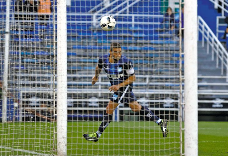 El capitan gol. Licha López volvía después de una lesión, y se lució: una asistencia y un gol.