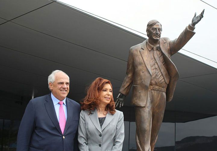 Homenaje. La ex mandataria se reunió ayer con Ernesto Samper, secretario de Unasur y posaron frente a una estatua de Néstor Kirchner.