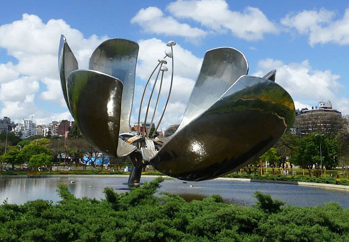 Floralis genérica. Al aire libre, bajo el monumento ubicado junto a la Facultad de Derecho.
