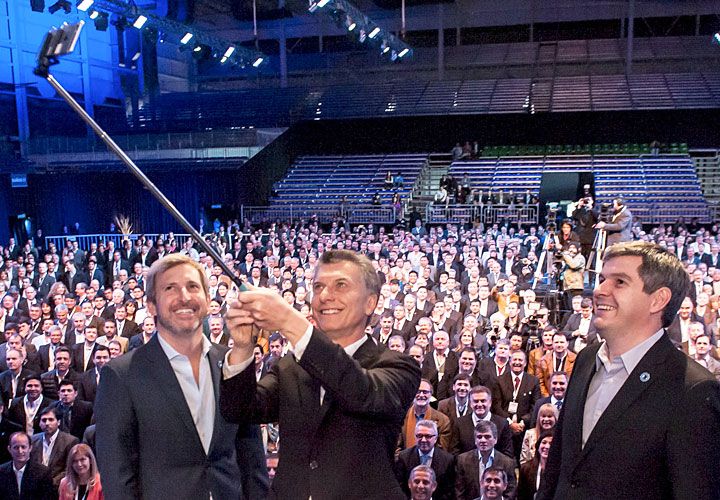 Bastón de mando. El Presidente se retrata junto al ministro del Interior, Rogelio Frigerio, y el jefe de Gabinete, Marcos Peña.