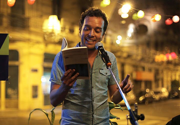 El domingo pasado se clausuró una nueva edición del festival de poesía más importante del país. Dialogamos con dos de los invitados, quienes comparten sintonía con la idea de archivo y montaje propuesta por escritores tan disímiles como Kenneth Goldsmith y Raúl Zurita.